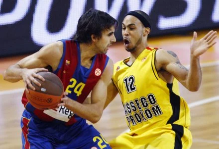 Zawodnicy Asseco Prokomu opuszczą Sopot. Na zdjęciu David Logan (P) i Victor Sada Zawodnicy Asseco Prokomu opuszczą Sopot. Na zdjęciu David Logan (P) i Victor Sada