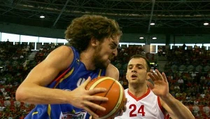 Szymon Szewczyk w starciu z Pau Gasolem