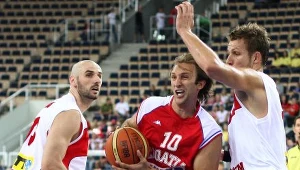 Marcin Gortat (z lewej) i Michał Ignerski próbuja powstrzymać Zorana Planinicia