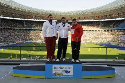 Tomasz Majewski (z lewej) traktuje zdobycie srebrnego medalu MŚ jako porażkę.