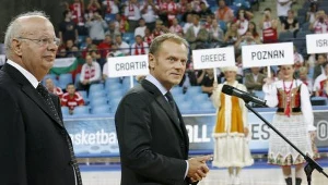 Donald Tusk (z prawej), premier RP i Georgios Vassilakopoulos, prezes FIBA-Europe/fot. Adam Hawałej