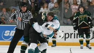 Nathan Perrott (ciemny strój) już na lodowiskach NHL wdawał się w bójki/fot. Ronald Martinez