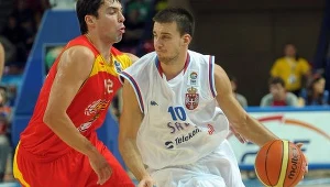 Uros Tripković w akcji z meczu z Hiszpanią
