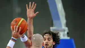 Marcin Gortat toczył pojedynki z Pau Gasolem.
