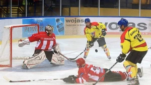 Na bramkę Rafała Radziszewskiego atakuje Frantiszek Bakrlik i Martin Voznik. Fot. Tadeusz Bącal.