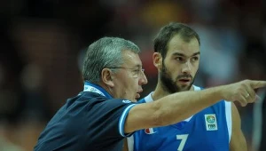 Jonas Kazlauskas tłumaczy coś Vasileiosowi Spanoulisowi