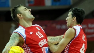 Mario Kasun (z lewej) i Roko-Leni Ukić cieszą ze zwycięstwa nad Rosją