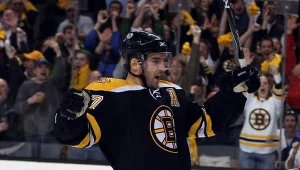 Patrice Bergeron strzelił zwycięskiego gola dla Boston Bruins.