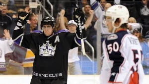 Anze Kopitar, napastnik Los Angeles Kings cieszy się po strzeleniu gola w meczu z Blue Jackets.