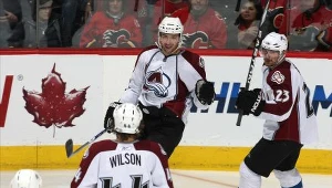 Wojtek Wolski (w środku) cieszy się ze zdobycia gola.