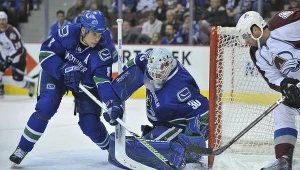 Andrew Raycroft, bramkarz Vancouver Canucks zaliczył shutout w meczu z Colorado Avalanche 3:0.
