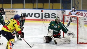 Marcin Kolusz strzela gola dla Podhala w meczu z Naprzodem, fot: Tadeusz Bącal