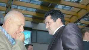 Trenerskie filary Cracovii: Orest Lenczyk i Rudolf Rohaczek łamią się opłatkiem. Fot. M. Białoński