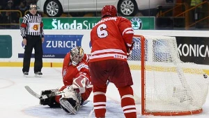 Krążek znów w polskiej bramce. To nie był udany rok dla naszego hokeja. Fot: Tadeusz Bącal