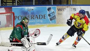 Udana interwencja bramkarza Naprzodu - Elżbieciaka. Fot. Tadeusz Bącal.
