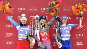 Zwyciężczyni Lindsey Vonn (w środku), Nadja Kamer (z lewej) i trzecia Ingrid Jacquemod