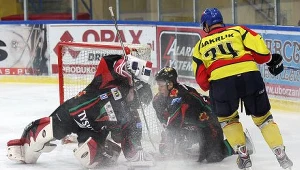 Frantiszek Bakrlik (Podhale) pod bramką Przemysława Witka, fot: Tadeusz Bącal