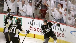 Sidney Crosby (z prawej) i Jewgienij Małkin pokazali wielką klasę w starciu z "Wyspiarzami".