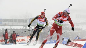 Tomasz Sikora (z prawej) ucieka Timowi Burke.