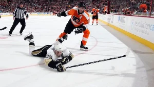 Dobra defensywa i atomowe strzały Siergieja Gonczara (na dole) dały Penguins zwycięstwo z Flyers.