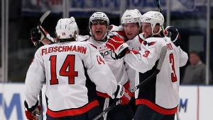 Aleksander Owieczkin (2. z lewej) poprowadził Capitals do prestiżowego zwycięstwa.
