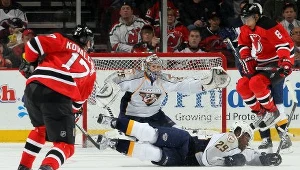 Ilja Kowalczuk strzela na bramkę Nashville Predators.