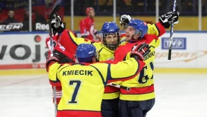 Damian Kapica (w masce z kratą) ma dopiero 17 lat, a strzela gole w finale! Fot. Tadeusz Bącal