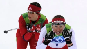 Marit Bjoergen (z tyłu) i Justyna Kowalczyk