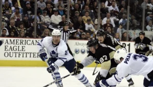 Sidney Crosby (w środku) był bohaterem Pittsburgh Penguins w meczu z Toronto Maple Leafs 5-4.