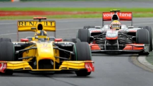 Robert Kubica odpiera ataki Lewisa Hamiltona