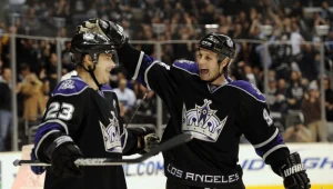 Dustin Brown (z lewej) popisał się hat-trickiem