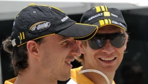 Robert Kubica (z lewej) i jego partner z Renault Witalij Pietrow