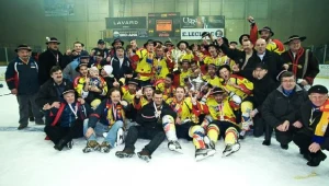 W marcu Wiesław Wojas (w środku 1. rzędu) fetował z drużyną mistrzostwo Polski/fot. Tadeusz Bącal