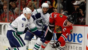 Tym razem obrońcy Canucks Kevin Bieksa (w środku) i Christian Ehrhoff przyćmili Jonathana Toewsa