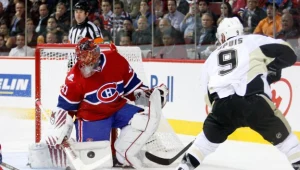 Jaroslav Halak obronił m.in. ten strzał Patricka Dupuisa.