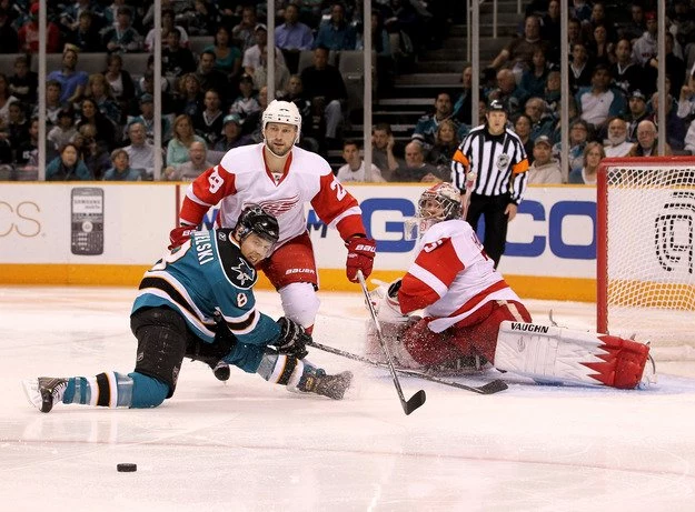 Gwiazda San Jose Sharks, Joe Pavelski (z lewej) Gwiazda San Jose Sharks, Joe Pavelski (z lewej)