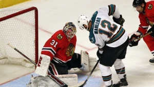 Patrick Marleau z San Jose Sharks próbuje pokonać Antti Niemiego.