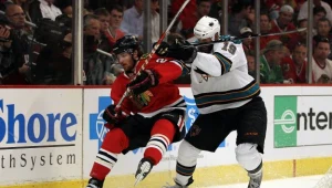 Twardziel Duncan Keith (z lewej) stracił 7 zębów, ale mimo tego wrócił do gry