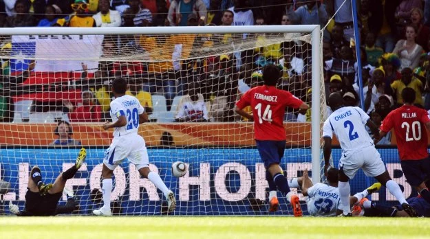  Jean Beausejour  strzela gola dla Chile