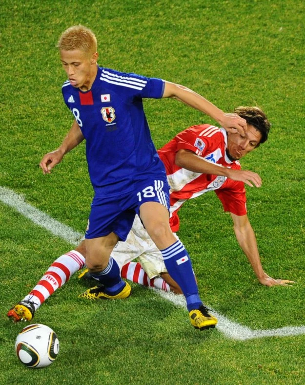 Keisuke Honda (w niebieskiej koszulce) to pewniak w naszej mundialowej jesdenastce talentów!