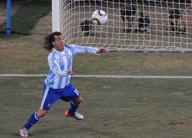 Carlos Tevez strzelił Meksykowi gola ze spalonego