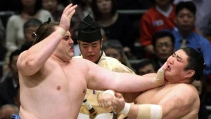 Kotomitsuki (z prawej) znalazł się w poważnych tarapatach