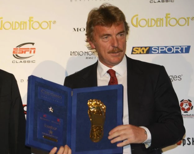 Zbigniew Boniek i odlew jego złotej stopy.