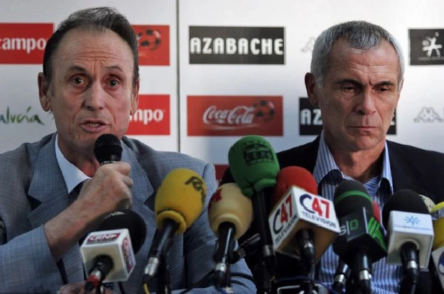 Manuel Lopera (z lewej) podczas prezentacji Hectora Cupera na stanowisku trenera Betisu.