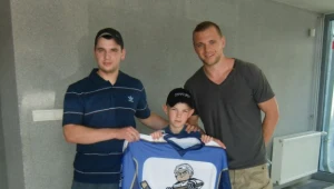 Marian Gaborik z młodym adeptem hokeja Fot. Sebastian Królicki