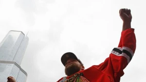 Antti Niemi na paradzie po zdobyciu Pucharu Stanleya.