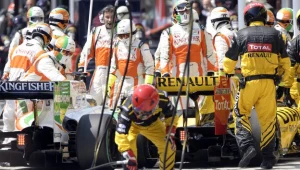 Zderzenie w boksie pomiędzy Adrianem Sutilem a Robertem Kubicą