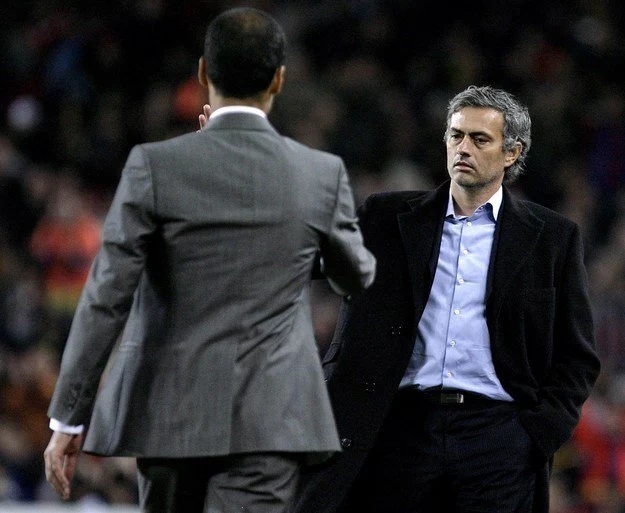 Josep Guardiola (tyłem) i Jose Mourinho Josep Guardiola (tyłem) i Jose Mourinho