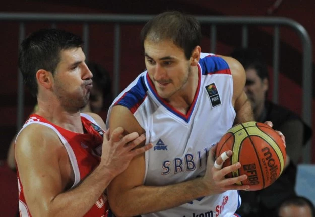 Z piłką Nenad Krstic