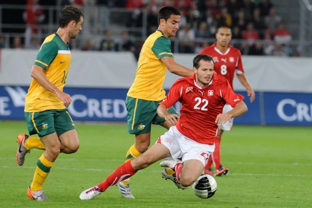 Tim Cahill (w środku) podczas meczu towarzyskiego ze Szwajcarią
